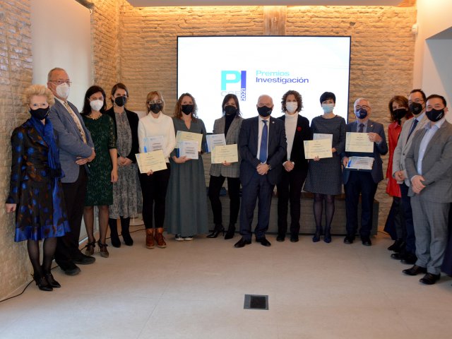 Los premiados con algunos miembros del jurado y del Instituto Español de Investigación Enfermera, con el presidente del CGE